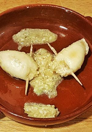 Foto principal de Chipirones rellenos con salsa de puerros y cebolla