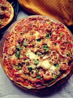 চিজ বার্স্ট সসেজ পিজ্জা (cheese burst pizza recipe in Bengali) রেসিপির প্রধান ছবি