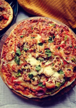 চিজ বার্স্ট সসেজ পিজ্জা (cheese burst pizza recipe in Bengali) রেসিপির প্রধান ছবি