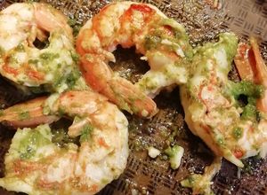Una foto de Colas de langostinos con albahaca express