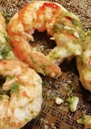 Una foto de Colas de langostinos con albahaca express
