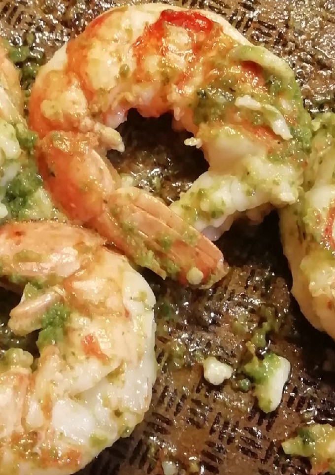 Una foto de Colas de langostinos con albahaca express