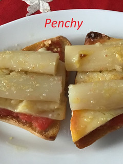 Una foto de Tuesta de queso de oveja con espárragos al aceite de trufa