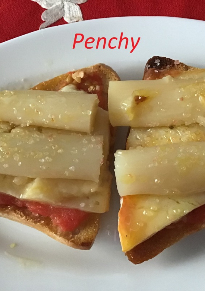 Una foto de Tuesta de queso de oveja con espárragos al aceite de trufa