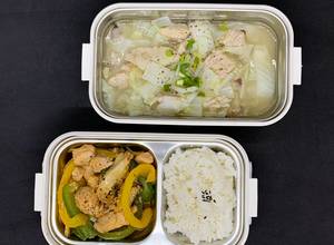 Hình của món Eat clean - lunchbox: Ức gà xào ớt chuông + canh cải thảo thịt bằm (452cal).