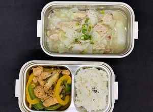 Hình của món Eat clean - lunchbox: Ức gà xào ớt chuông + canh cải thảo thịt bằm (452cal).