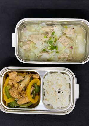 Hình của món Eat clean - lunchbox: Ức gà xào ớt chuông + canh cải thảo thịt bằm (452cal).