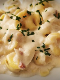 Una foto de Tortellini de carne a la crema con jamón y Parmesano