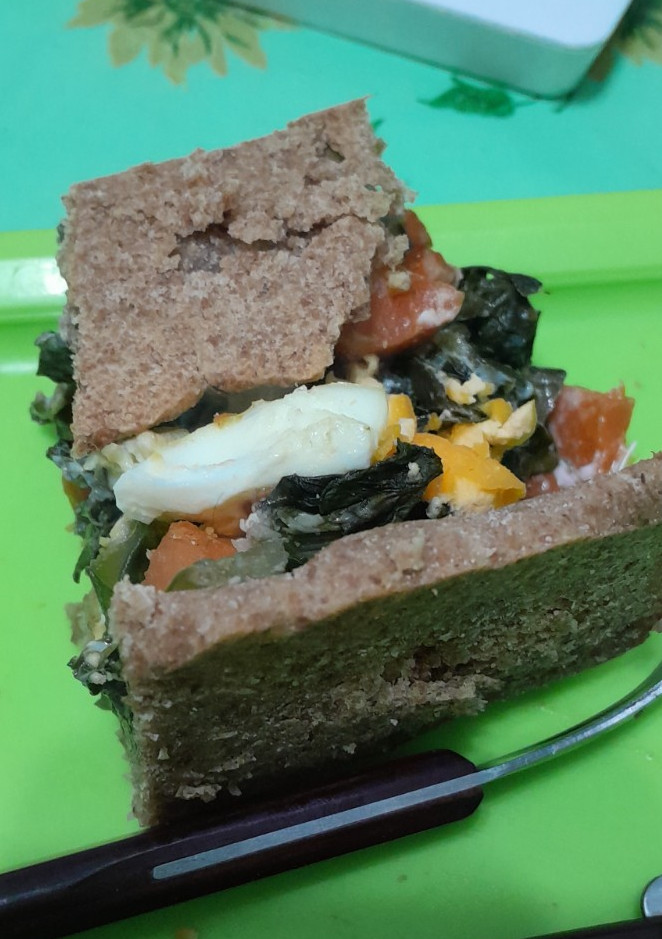 Una foto de Tarta integral de acelga, huevo y zanahoria