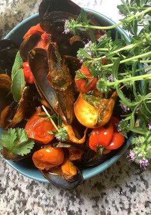 Une photo de Moules🐚🪸à la provençale 🐋🍃
