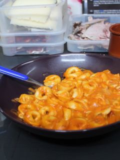 Una foto de Tortellini de carne en salsa de tomate