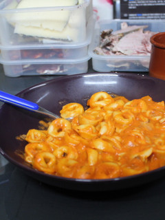 Una foto de Tortellini de carne en salsa de tomate