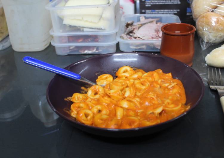 Tortellini de carne en salsa de tomate