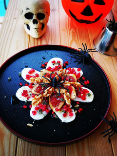 Una foto de Postre Halloween con mozzarella y granada 🦇🎃