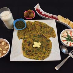 A picture of Methi besan parantha.