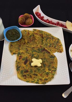A picture of Methi besan parantha.