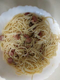 Una foto de Spaghetti con nata, salchichas y bacon