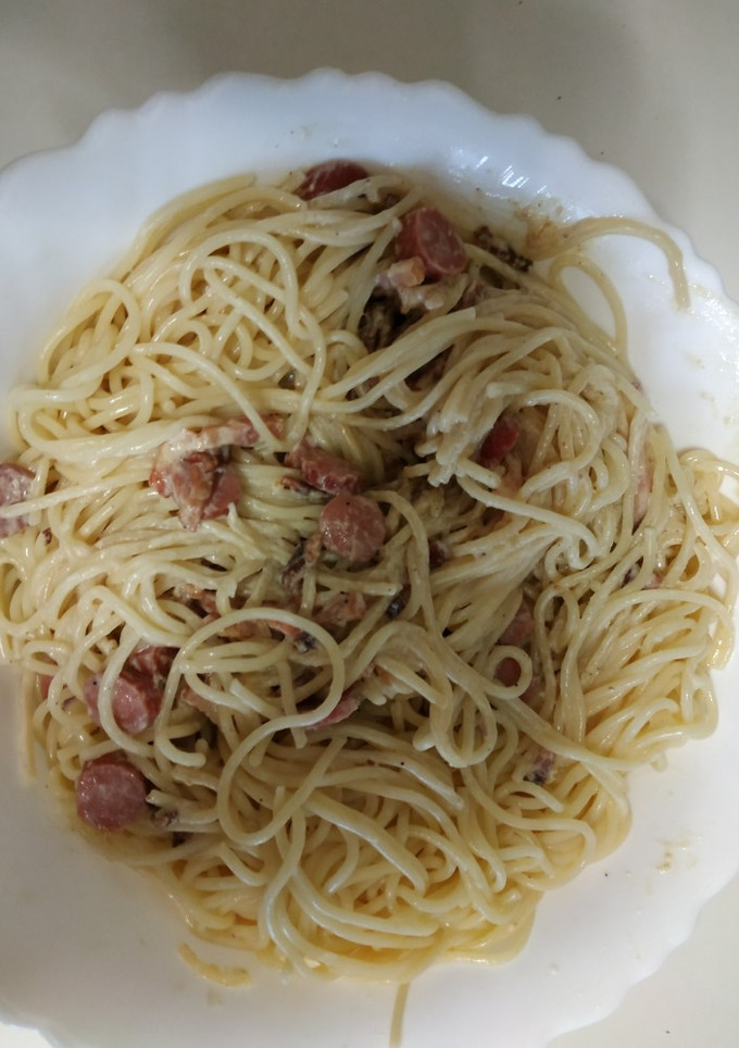 Una foto de Spaghetti con nata, salchichas y bacon