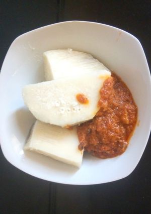 A picture of Boiled yam and dry fish stew.