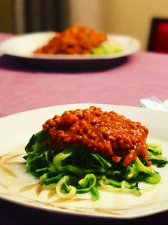 Una foto de Tallarines de calabacín con boloñesa de ternera a mi manera 🌶🍅🧄🌶