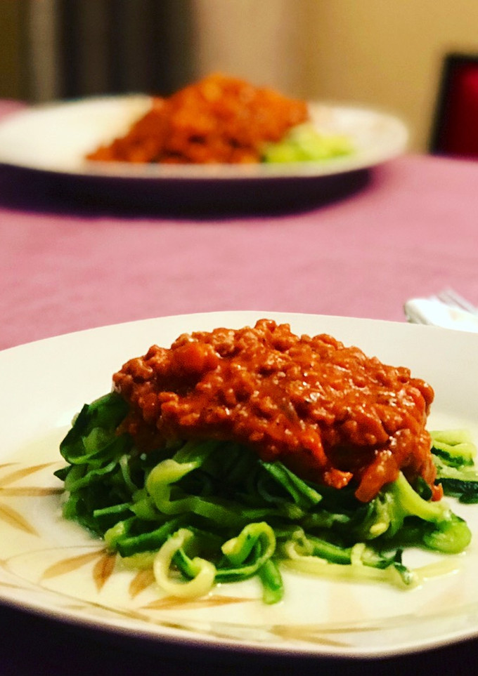 Una foto de Tallarines de calabacín con boloñesa de ternera a mi manera 🌶🍅🧄🌶