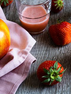 Une photo de Jus pommes fraises menthe