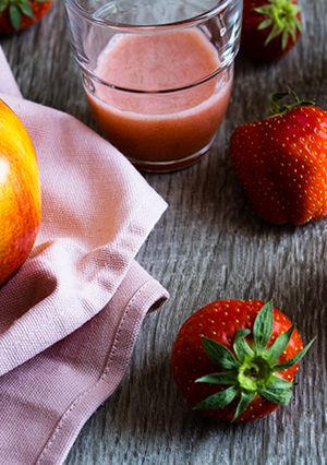 Une photo de Jus pommes fraises menthe