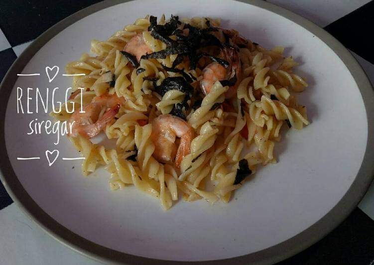 Bagaimana Menyiapkan Fusilli aglio olio with shrimp Anti Gagal