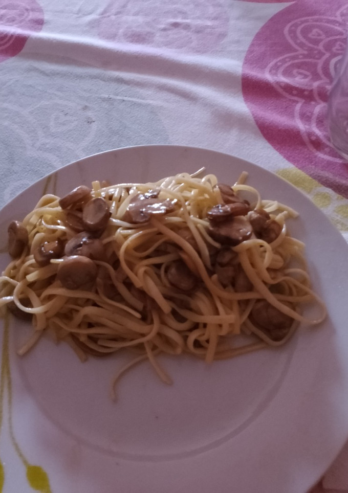 Una foto de Tallarines con Champiñones