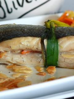 Una foto de Lubina rellena de almendras y verduras