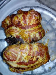 Baconbe tekert, túrós sertésszelet recept fotója