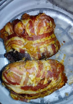 Baconbe tekert, túrós sertésszelet recept fotója