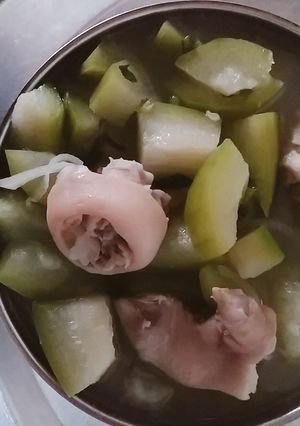 Hình của món Chân giò hầm bí xanh.