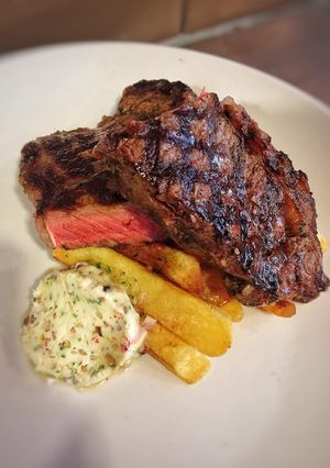 Hình của món Tuần 6: Beefsteak với khoai chiên và bơ hạt tiêu.