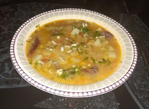Una foto de Sopa de plátano con hogao