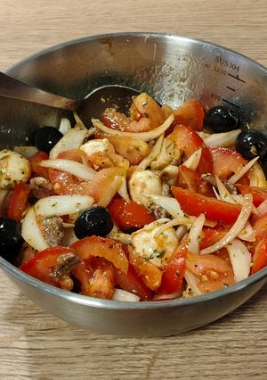 Una foto de Ensalada del día: tomate con mozzarella y anchoas