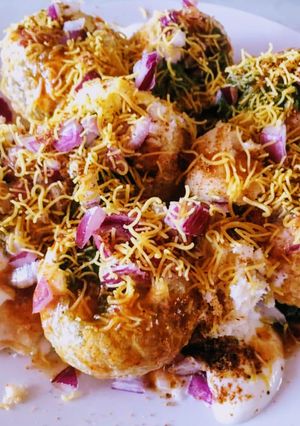 A picture of Dahi wale spicy golgappe.