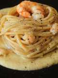 Spaghetti integrali con gamberi, crema di ceci e pepe nero
