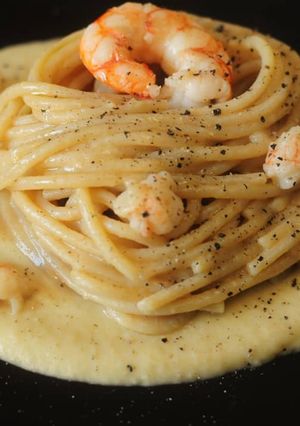 Foto di Spaghetti integrali con gamberi, crema di ceci e pepe nero