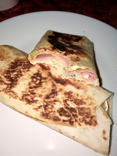 Una foto de Wraps de jamón cocido y aguacate