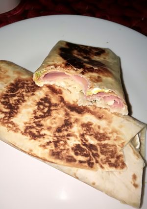 Una foto de Wraps de jamón cocido y aguacate
