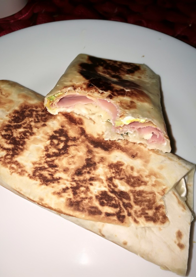 Una foto de Wraps de jamón cocido y aguacate