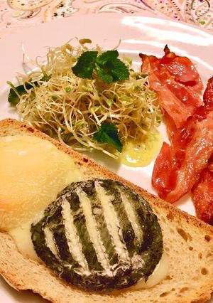 Hình của món Chèvre Chaud - Bánh Mì Nướng Phô Mai Dê Hai Màu & Bacon.