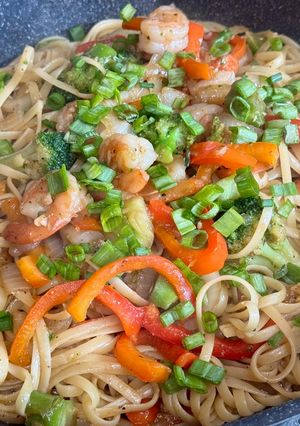 A picture of Linguine w/Shrimp and veggies Stir Fry.