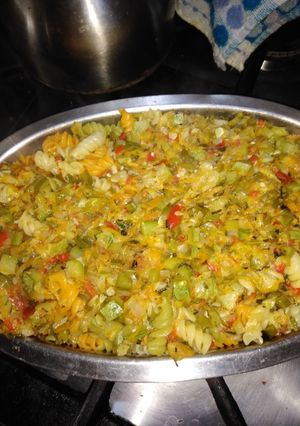 Una foto de Fideos tirabuzón con vegetales
