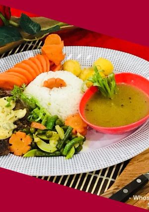 A picture of Whosayna’s Pepper Steak topped with Sauce and Stir fried Veggies.