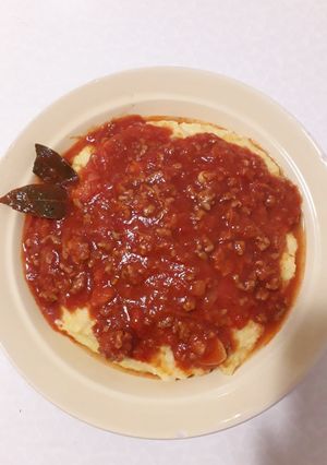 Una foto de Polenta con tuco 🥫🥣