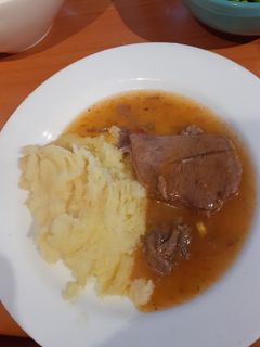 Una foto de Puré con carne mechada