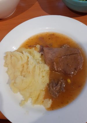 Una foto de Puré con carne mechada