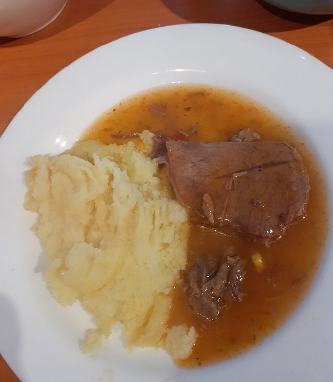 Una foto de Puré con carne mechada